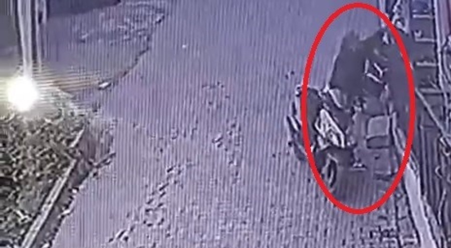 Bursa'da motosikletli hırsızlar balkonda asılı çamaşırları çaldı
