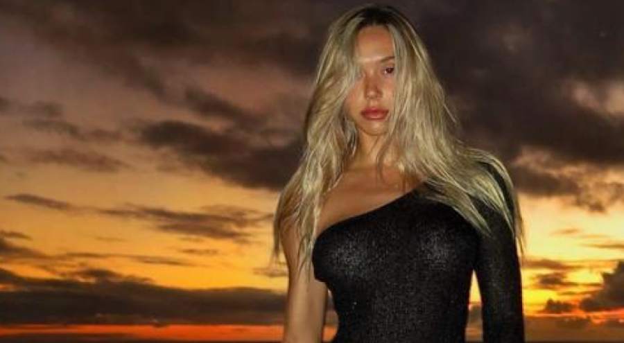 Alexis Ren kumsaldan transparan pozunu paylaştı