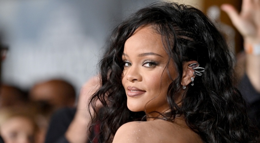 Rihanna, markası için emzirme sütyenini oğluyla tanıttı