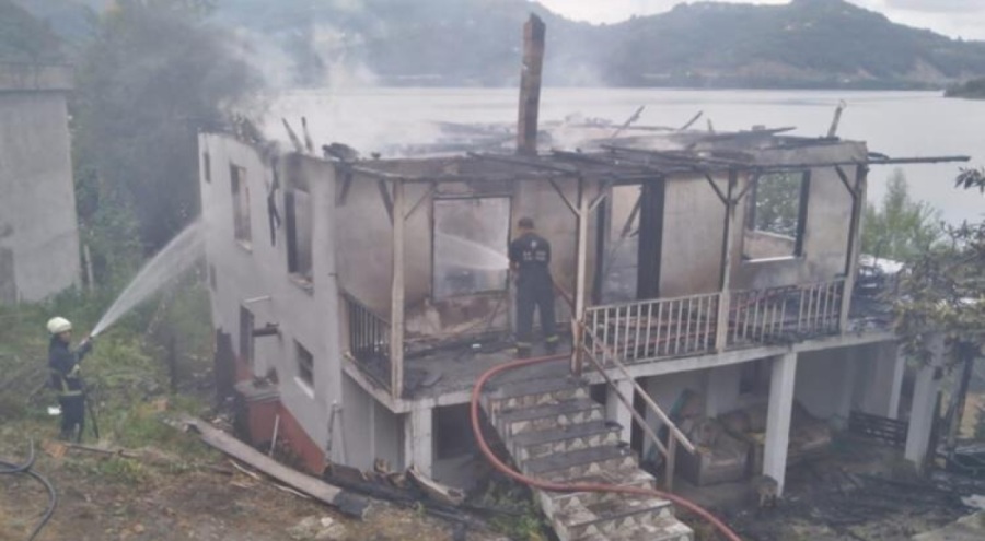 Benzin bidonunu ocağa düşürünce çıkan yangında can verdi!