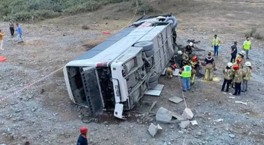 Kemerburgaz'da otobüs, 6 metre yüksekten düştü: Çok sayıda yaralı var!