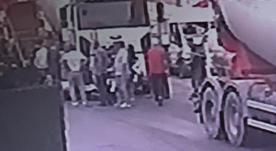 Pendik'te beton mikserinin altında kalan kadın kriko ile kurtarıldı