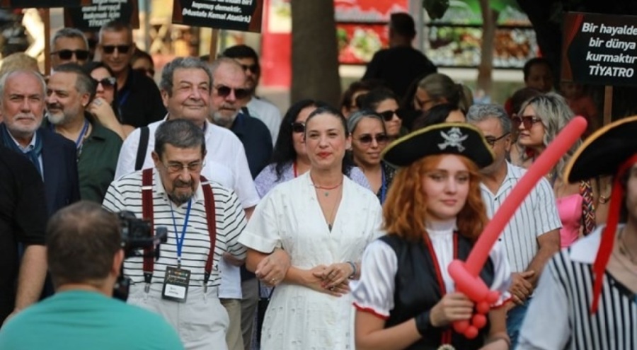 İzmir'de 2. Efes Tiyatro Festivali başladı