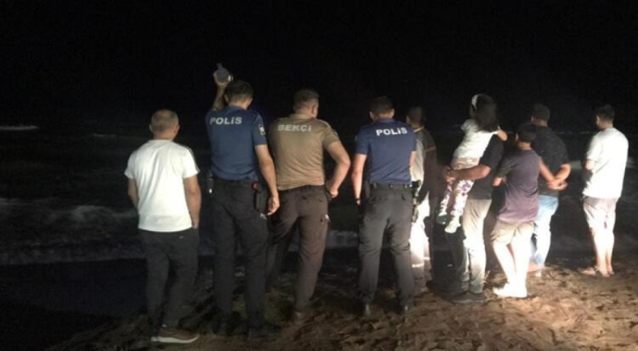 Sevgilisiyle tartışıp denize atladı, sevgilisi de peşinden gitti