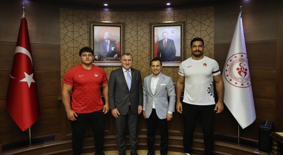 Gençlik ve Spor Bakanı Bak, şampiyon güreşçileri kabul etti