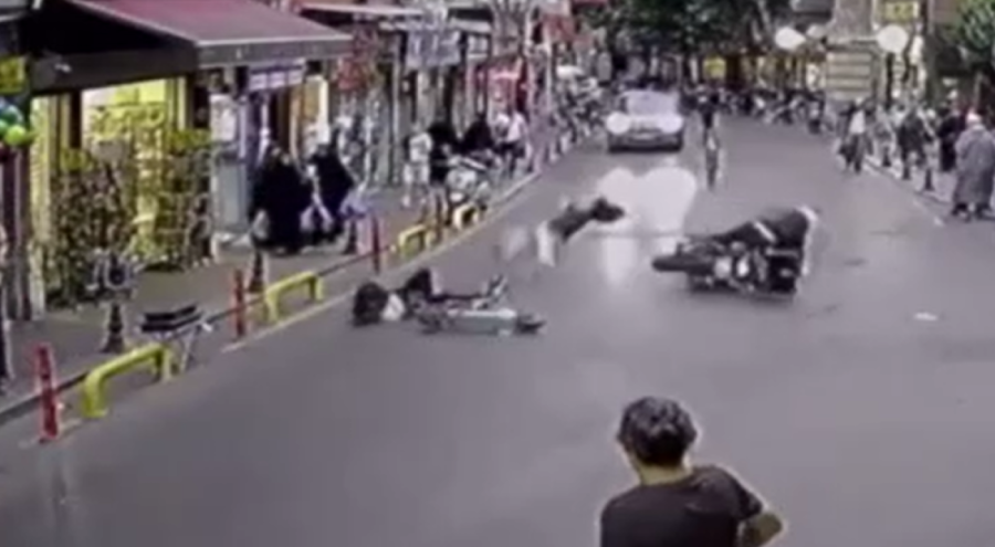 İstanbul'da motosiklet ile scooter çarpıştı: İki kız yola savruldu