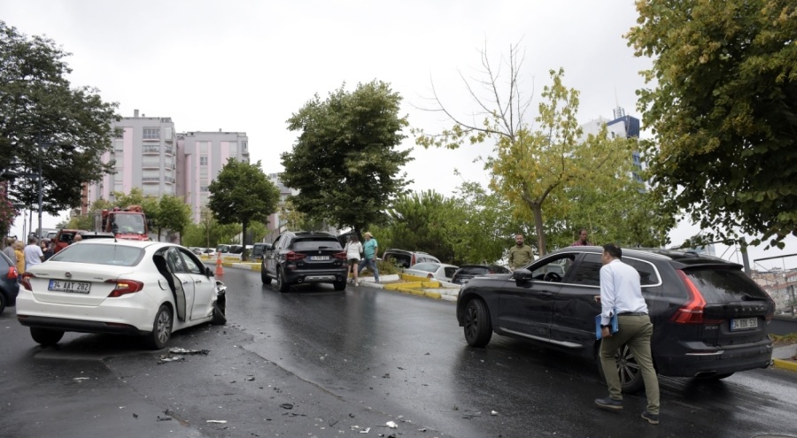 İstanbul'da zincirleme kaza! Kamyon 7 araca çarptı