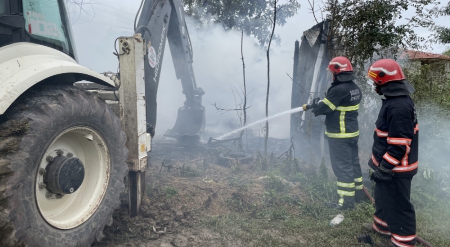 Alevlere teslim olan samanlık kül oldu