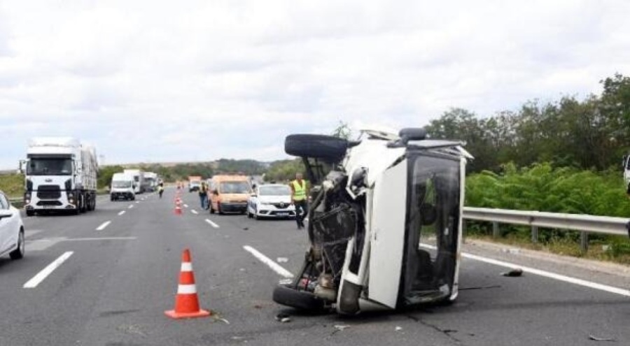 Tekirdağ'da kaçak göçmenleri taşıyan minibüs bariyerlere çaptı!