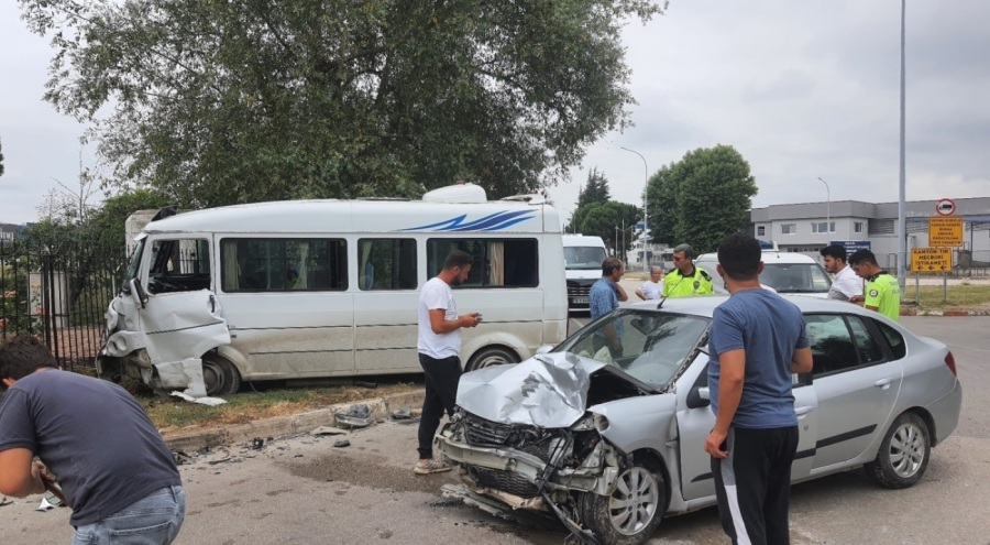 Bursa'da otomobil ile minibüs çarpıştı: 4 yaralı
