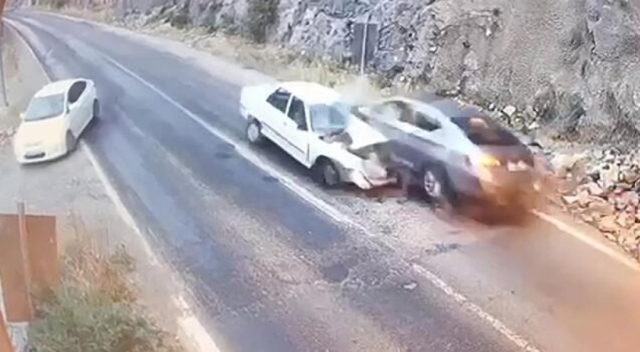 Erzurum'da feci kaza kamerada! 2 otomobil kafa kafaya çarpıştı