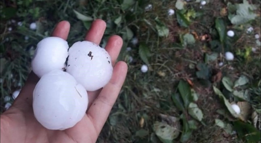Kastamonu'da ağustosun ortasında ceviz büyüklüğünde dolu yağdı