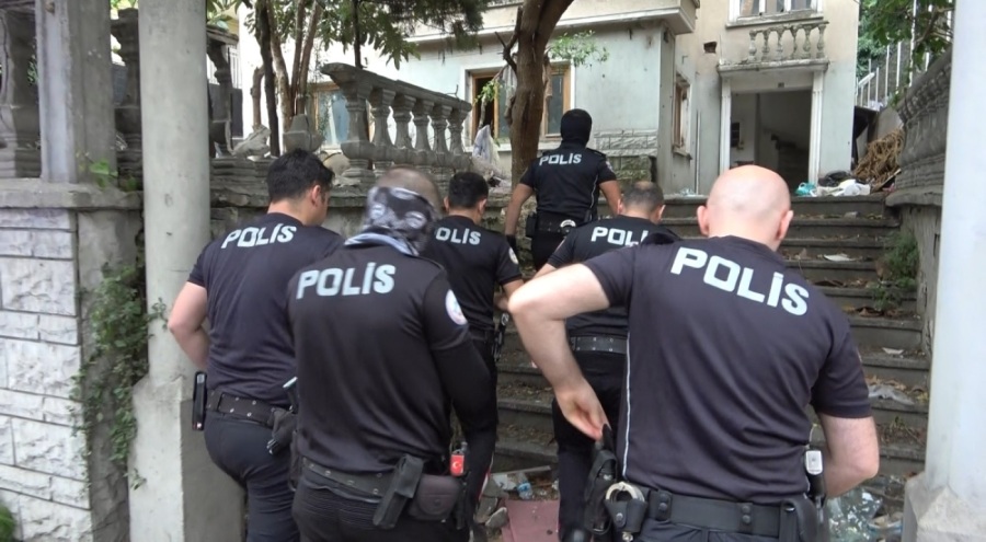 Bursa'da terk edilmiş evlere baskın düzenlendi!
