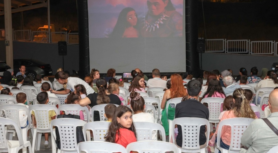 Bursa Nilüfer'de çocuklara film gösterimi yapıldı