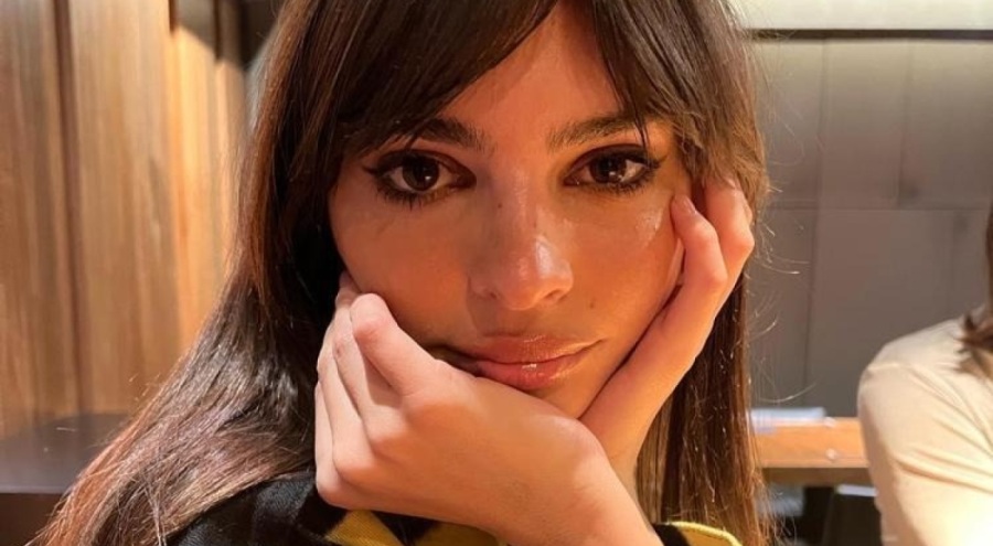 Emrata tanga iç çamaşırıyla kamera karşısına geçti!