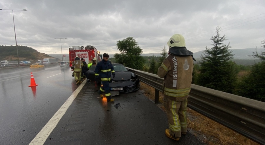 Milyonluk spor araba ile bariyerlere çarptı