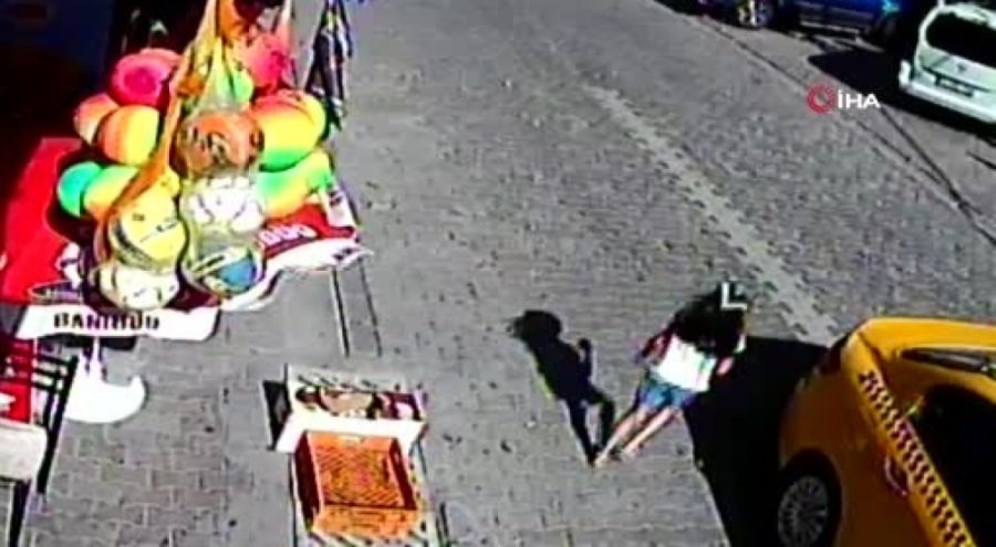 Yola atlayan çocuk otomobilin altında metrelerce sürüklendi!