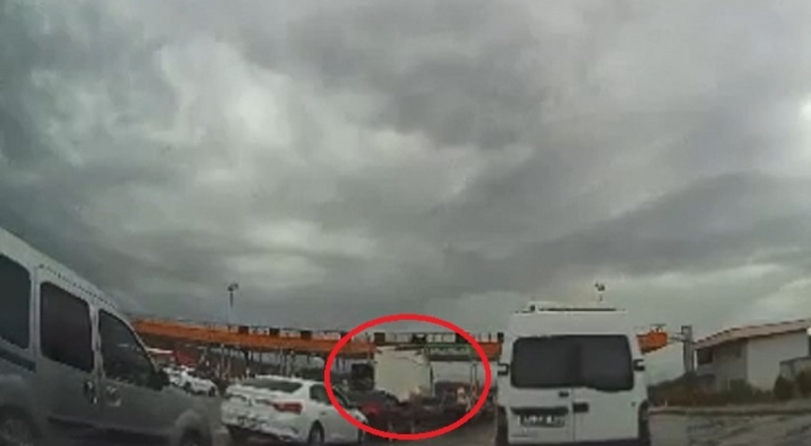 Bursa'da kontrolden çıkan TIR, gişelerde bekleyen 3 otomobile çarptı!
