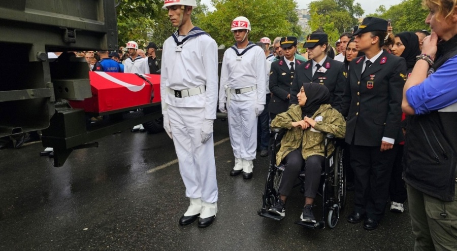 Şehit eşinin tabutuna gözyaşları arasında son kez baktı