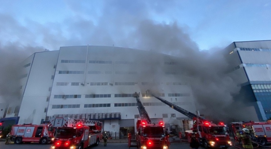 Arnavutköy'de cam üretim tesisinde çıkan yangın söndürüldü