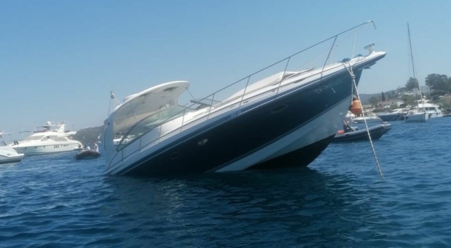 Bodrum'da 11 metrelik motoryat battı!