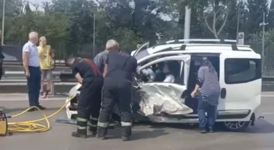 Bursa'da bariyerlere çarpan hafif ticari araç metrelerce savruldu!