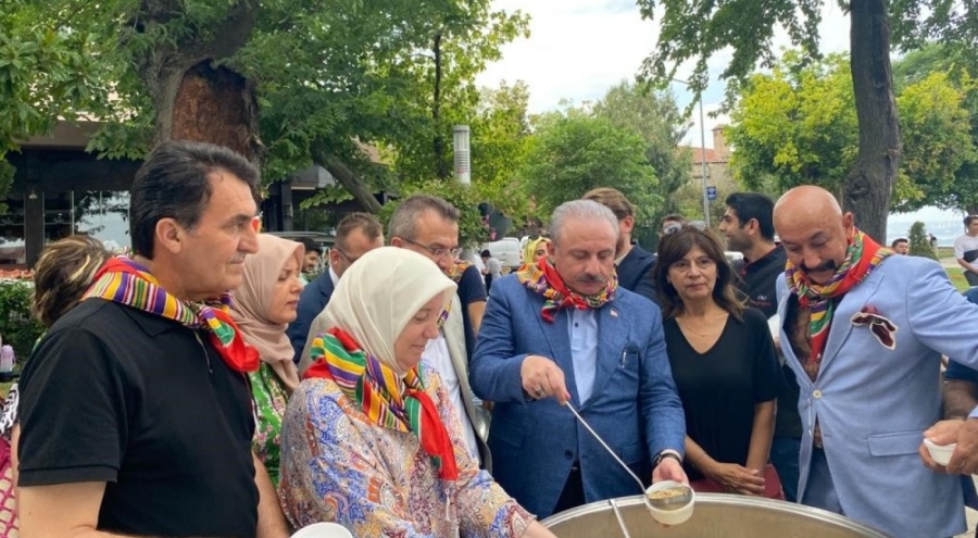 TBMM Eski Başkanı Şentop Bursa'da aşure dağıttı