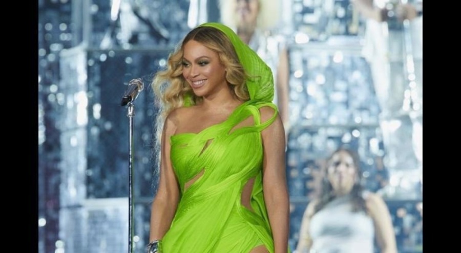 Beyonce bacak dekoltesiyle Atlanta'da şov yaptı