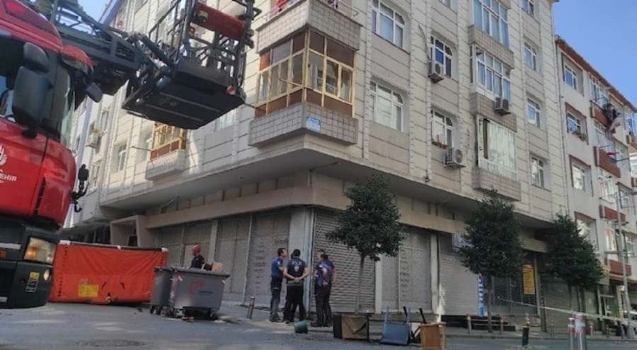 Evindeki eşyayı pencereden sokağa atan kişiye gözaltı kararı