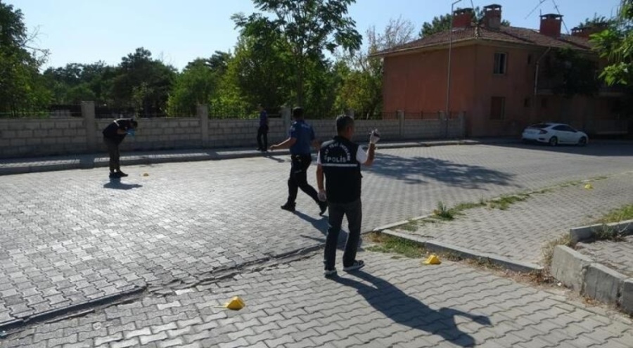 Husumetlisini hastane otoparkında başından vurdu