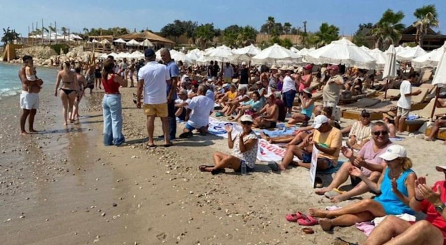 Havlu hareketi: 'Beach club' önüne havlu serip güneşlendiler