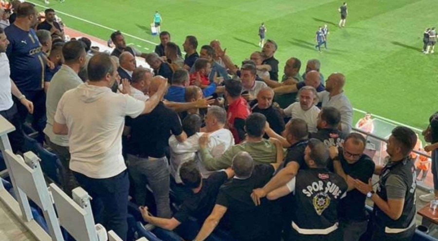 Kasımpaşa-MKE Ankaragücü maçında protokol tribününde kavga