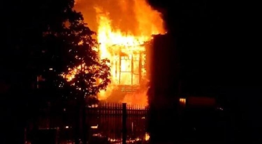 İstanbul Fatih'te metruk bina alev alev yandı