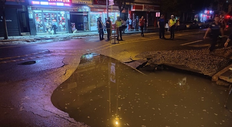 Düzce'de su borusu patladı: Trafik felç oldu