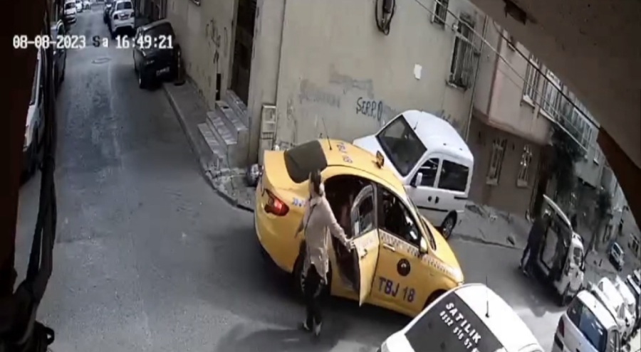 Esenler'de taksiyi durdurup yere düşen telefonu çaldı