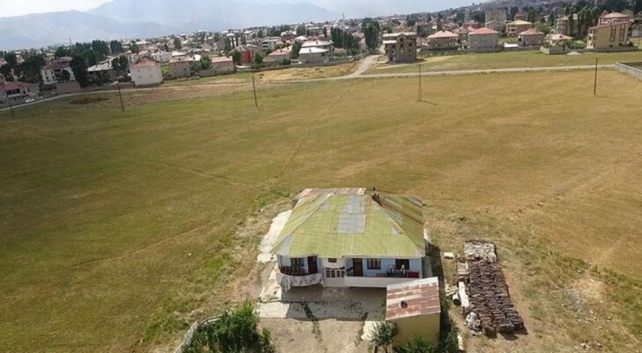 13 bin metrekarelik arsasını Milli Eğitim, Sağlık Bakanlığı ve Diyanet işleri Başkanlığı'na bağışladı