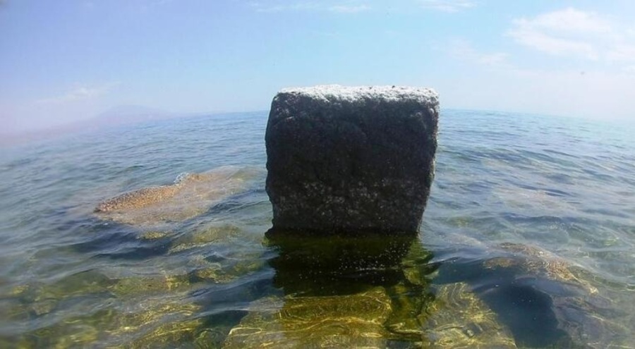 Van Gölü'nde tespit edildi! Haç işaretli ve Kayı tamgalı taşlar bulundu