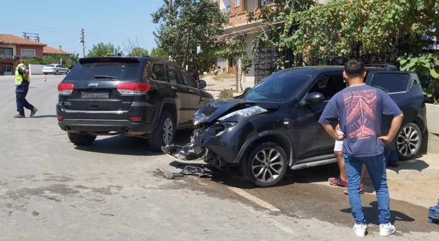 Bursa İznik'te iki araç birbirine girdi!