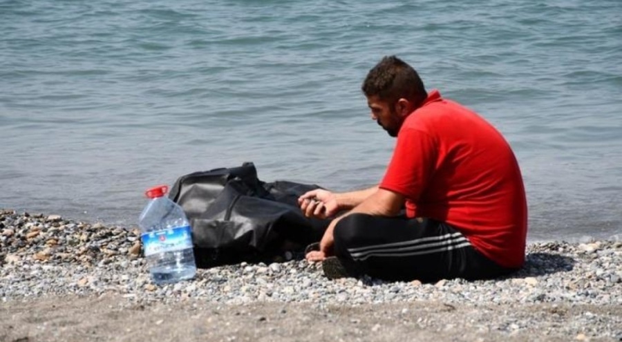 Denizde boğulan ağabeyinin yanından ayrılmayan kardeş yürekleri sızlattı!