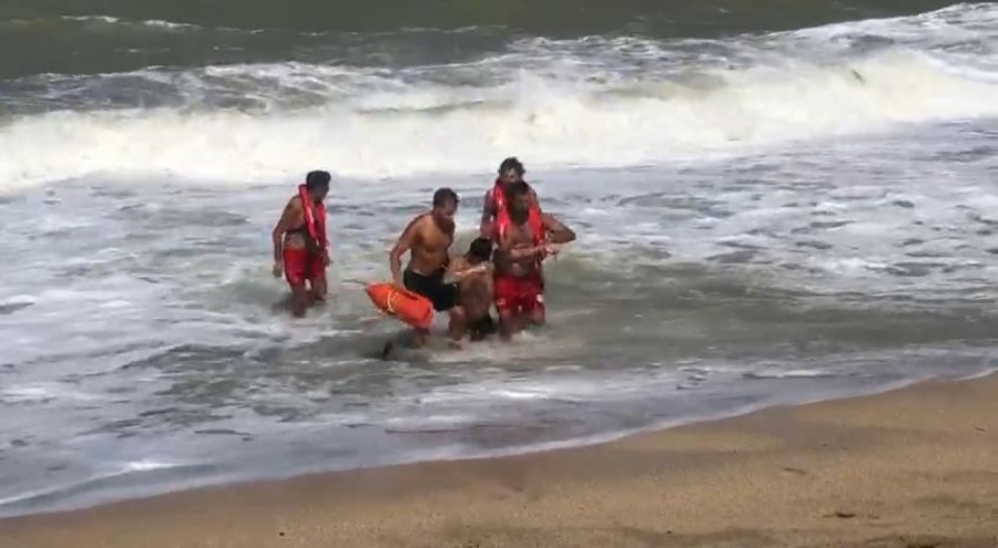 Arnavutköy'de yasağa rağmen denize giren vatandaş boğulmaktan son anda kurtarıldı