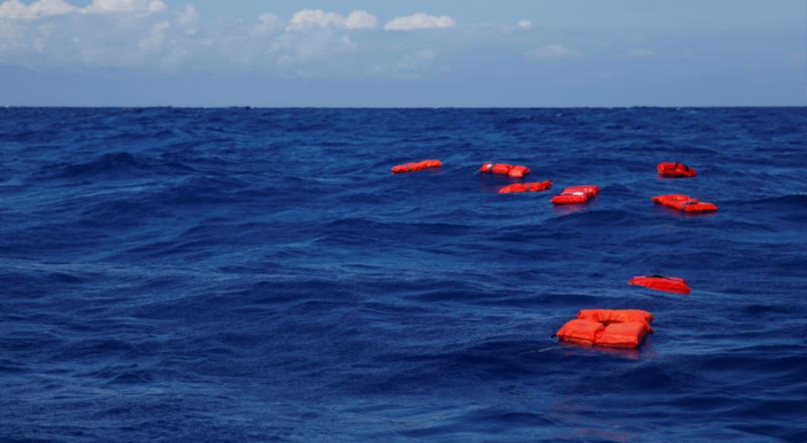 Sicilya açıklarında göçmen teknesi alabora oldu