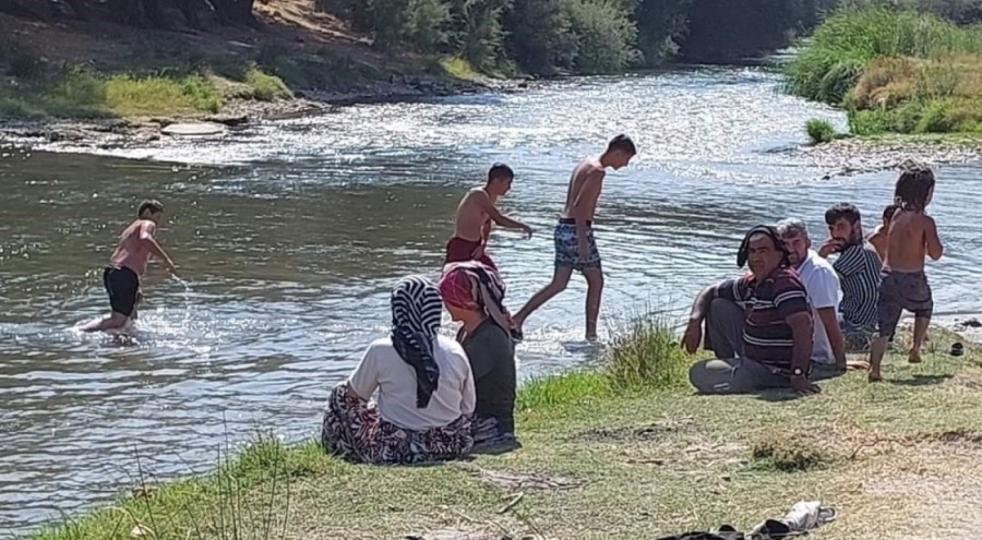Bursa'da mahalle muhtarı çay kenarını halk plajına çevirdi