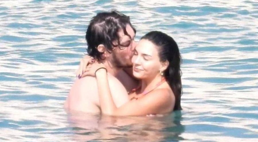 Ebru Şahin ve Cedi Osman'dan denizde romantizm