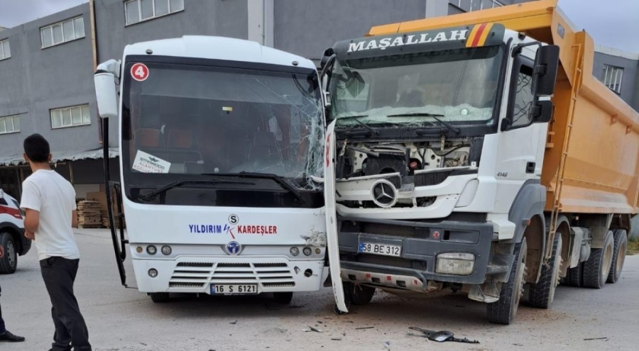 Bursa'da hafriyat kamyonuyla çarpışan midibüs şoförü yaralandı