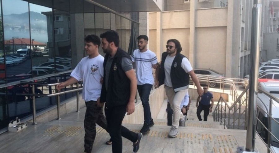 Başkasına ait otomobili kendi araçlarıymış gibi satacaklardı