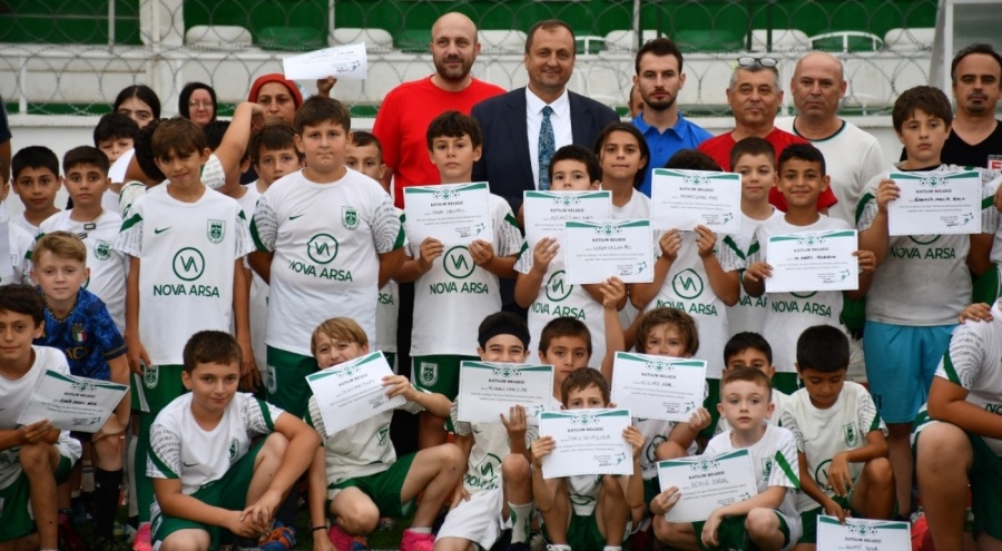 İznikspor yaz futbol okulunda sertifikalar dağıtıldı