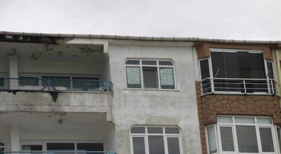 Ev sahibine kızdı, cama astığı yazıyla şoke etti