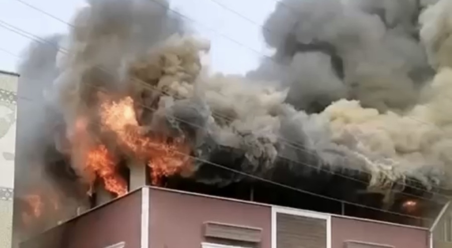 Bursa'da 2 katlı binanın terası cayır cayır yandı