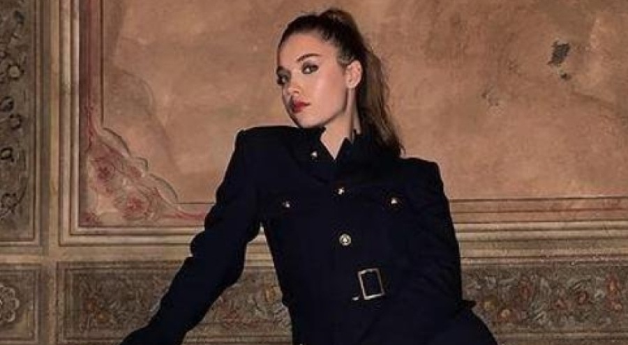 Afra Saraçoğlu tanga bikinisiyle pozunu paylaştı