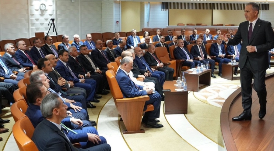 Bakan Yerlikaya valilerle bir araya geldi